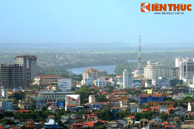 Sông Hương và cồn Hến hiện ra thấp thoáng sau những tòa nhà cao tầng khi nhìn về hướng chính Bắc.