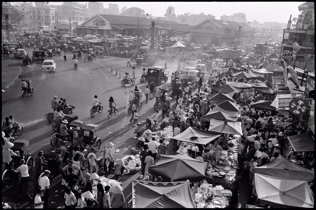 Cảnh họp chợ trước chợ Bến Thành buổi sáng. Ảnh: Magnumphotos.com.