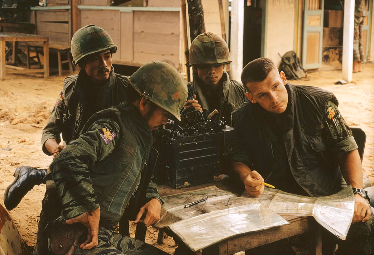 Cố vấn Mỹ tại một đơn vị quân đội Sài Gòn ở Quảng Trị 1972. Ảnh: Magnumphotos.com