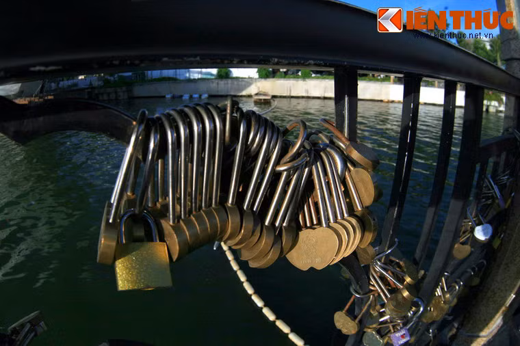 Lan can của cầu có gắn rất nhiều "khóa tình yêu".