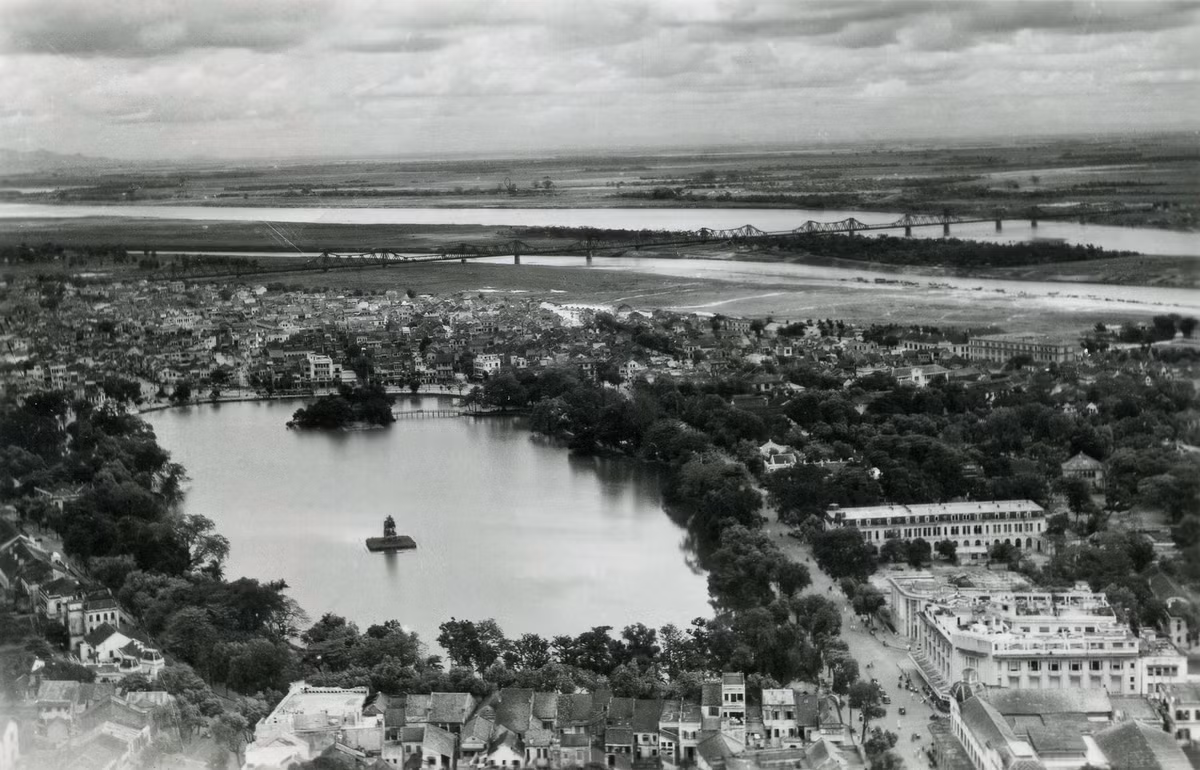 Hồ Hoàn Kiếm thập niên 1950. Ảnh: Aavh.org
