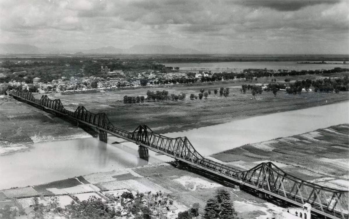Cầu Long Biên thập niên 1950. Ảnh: Aavh.org