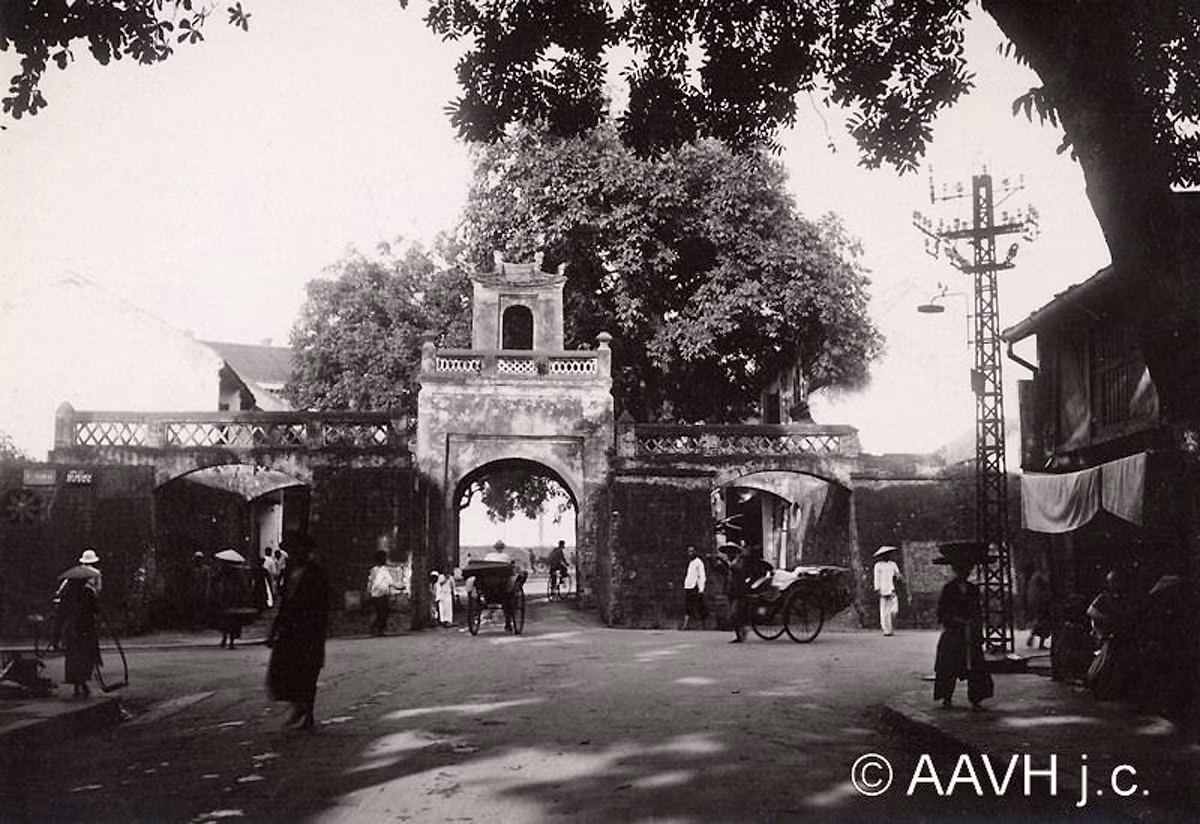 Cửa ô Quan Chưởng trên Phố Hàng Chiếu, 1931. Ảnh: Aavh.org