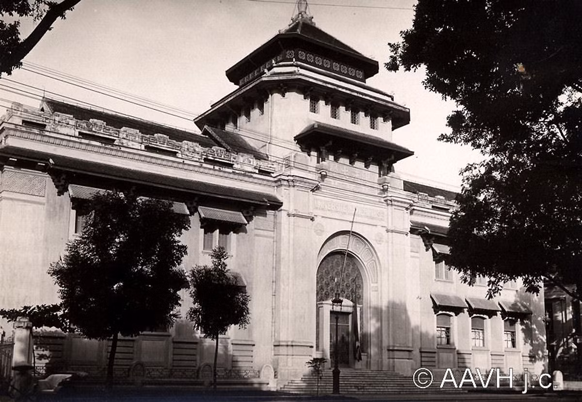 Trường Đại học Đông Dương trên đại lộ Bobillot năm 1931, nay Đại học Tổng hợp Hà Nội trên phố Lê Thánh Tông, 1931. Ảnh: Aavh.org