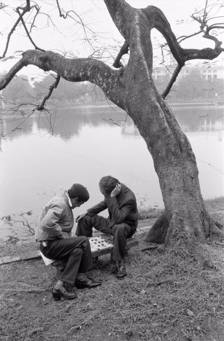 Đánh cờ bên bờ hồ Gươm, 11/3/1990. Ảnh: Magnumphotos.com