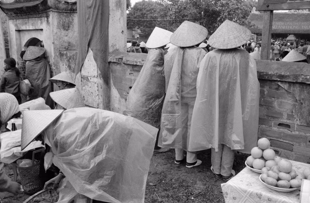 Hội đền Đồng Nhân ở Hà Nội, 2/3/1990. Ảnh: Magnumphotos.com
