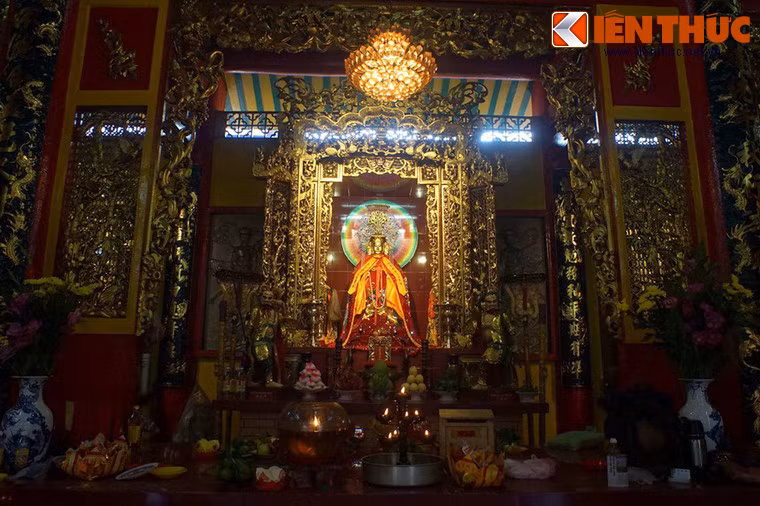 Chính điện thờ Thiên Hậu Thánh mẫu, phối tự hai bên tả hữu là Phước Đức chính thần (ông Bổn) và Bà chúa Thai Sinh.