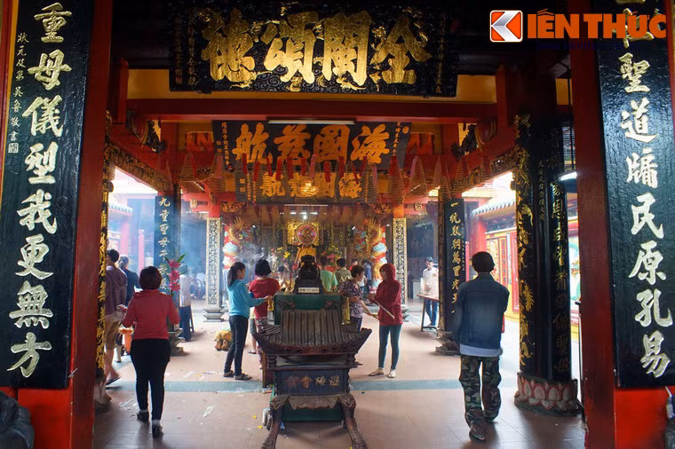 Khu nhà của hội quán được xây cất theo bố cục hình chữ nhật, gồm tiền điện, trung điện, chính điện và hậu điện cùng các dãy nhà ngang rộng rãi, sáng sủa, thoáng mát. Nơi thờ tự chính gồm chính điện và hậu điện, cách nhau một sân thiên tỉnh (giếng trời).