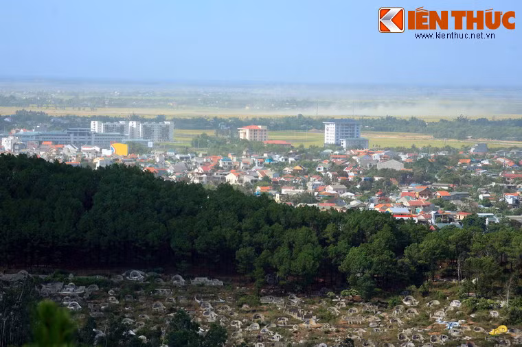 Sự đối nghịch giữa vẻ u tịch của một nghĩa trang với sắc màu tươi tắn của những nóc nhà trong thành phố.