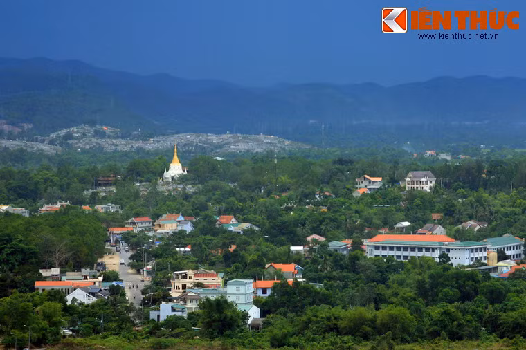 Tòa bảo tháp mang phong cách Miến Điện ở chùa Thiền Lâm hiện ra ấn tượng giữa màu xanh của cây cối.