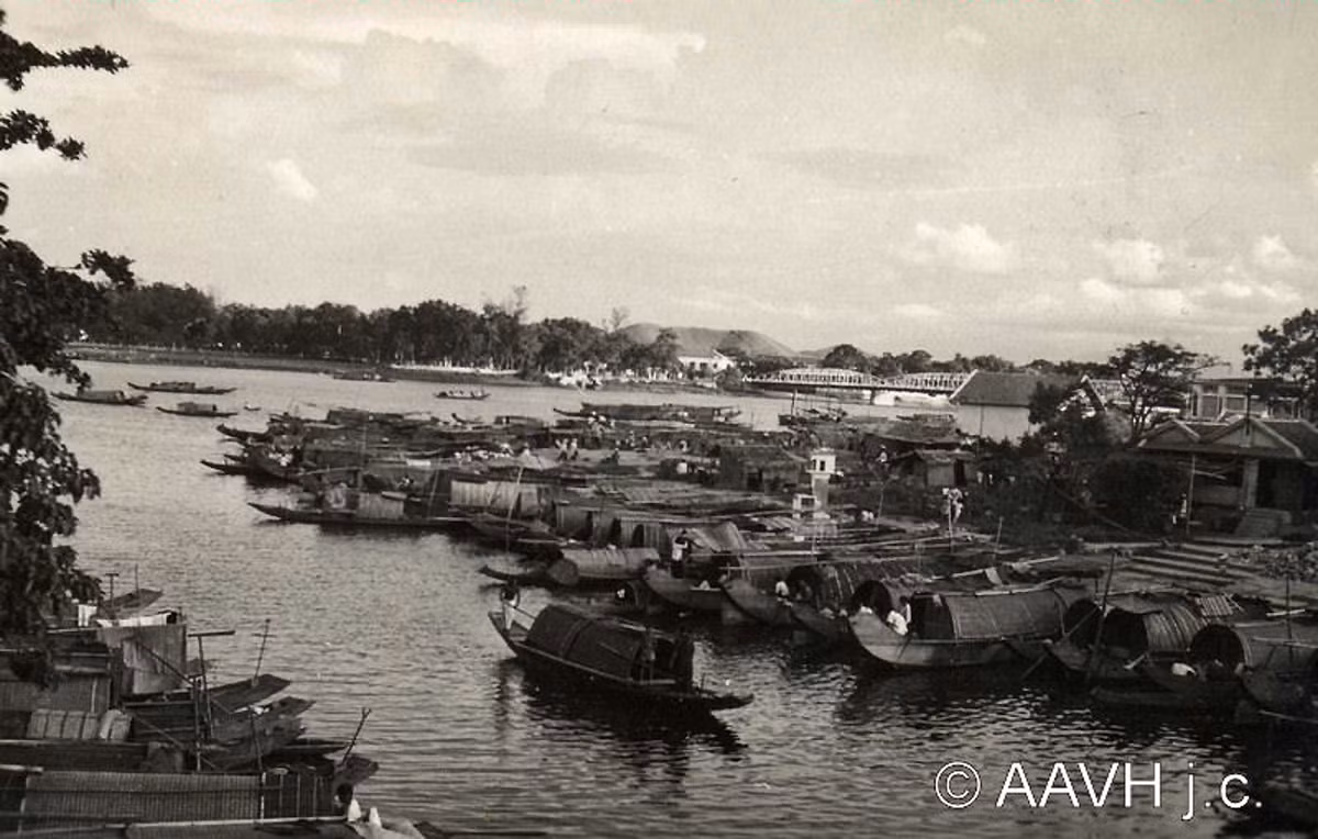 Xóm vạn đò trên kênh Đông Ba, 1931.