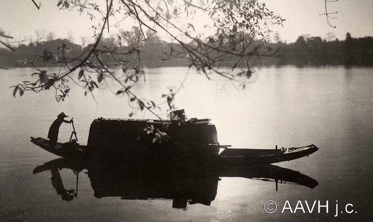 Một con thuyền trên sông Hương, 1950.