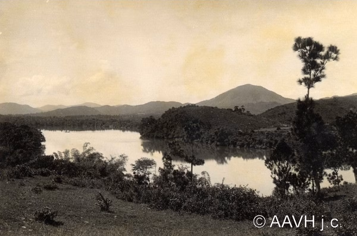 Sông Hương nhìn từ đồi Vọng Cảnh, 1930.