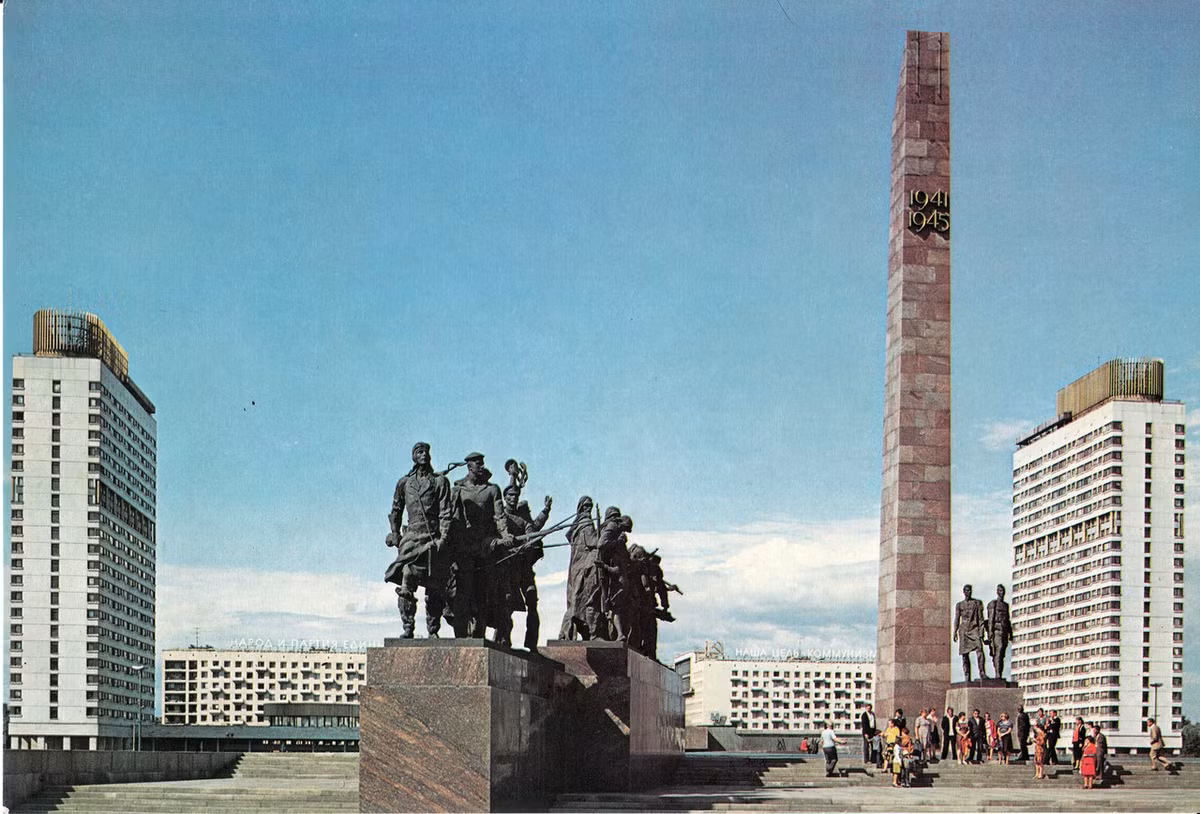 Tượng đài Các anh hùng bảo vệ Leningrad trên Quảng trường Chiến Thắng, dựng năm 1974 - 1975.