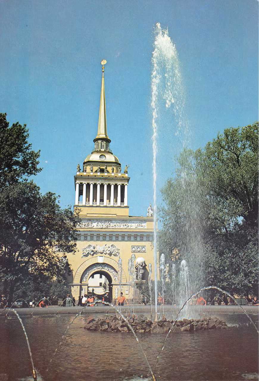Tháp Đô Đốc, xây năm 1732 - 1738, tái dựng năm 1806 - 1823.