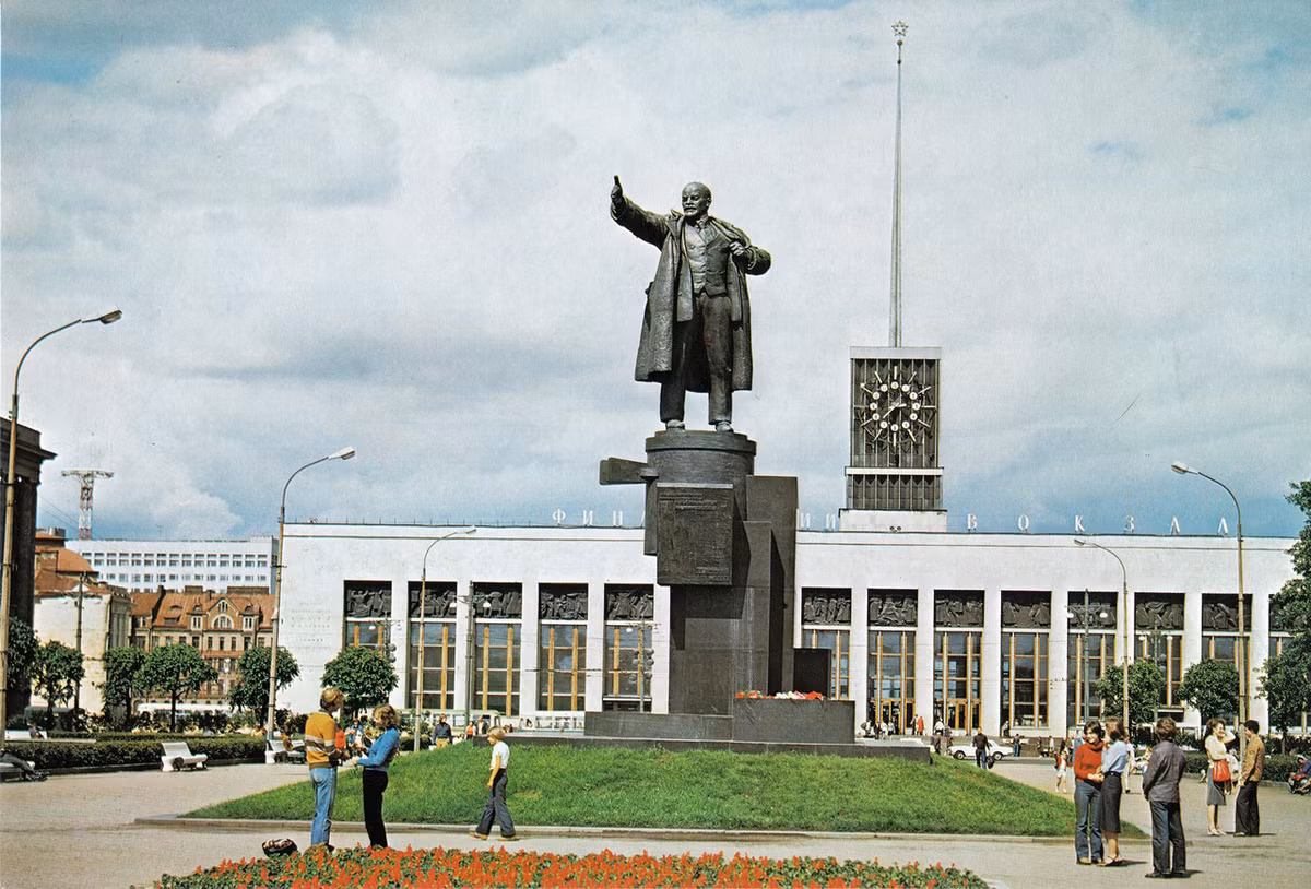 Tượng đài lãnh tụ Lenin ở Quảng trường Lenin, dựng năm 1926, 4 năm sau khi ông mất.