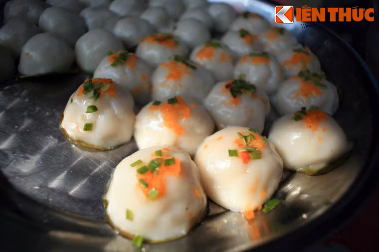 Bánh ít trần giản dị nhưng cũng rất "dễ thương" với lớp vỏ trắng bóc làm từ bột nếp, phía trên rắc hành và ruốc tôm. Loại bánh này có nhân tôm thịt hoặc đậu xanh, chấm với mắm khi ăn.