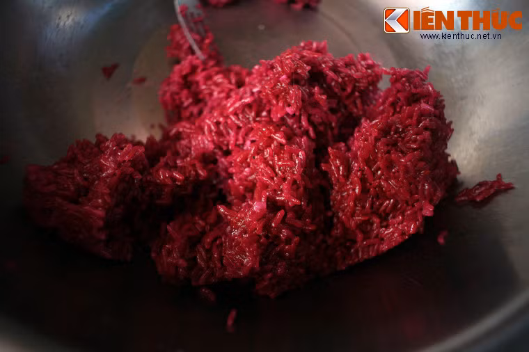 Xôi nếp cẩm ở chợ miền Tây không chỉ có sắc tím đỏ đặc trưng mà còn hòa quyện với hương vị đậm đá khó cưỡng của nước cốt dừa.
