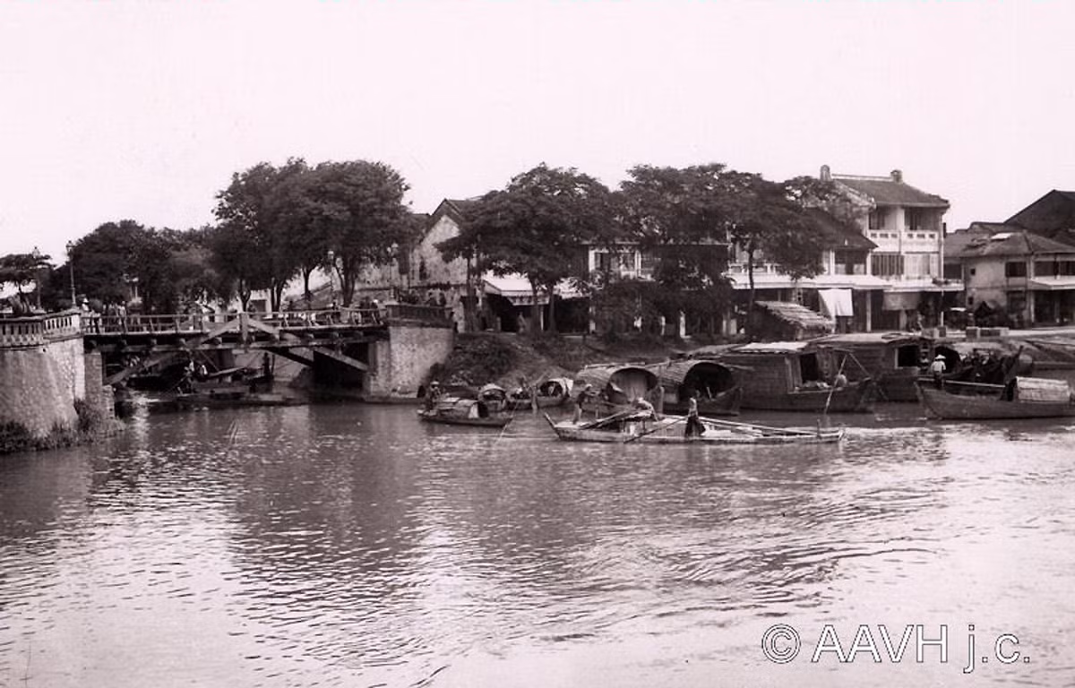Một cây cầu bắc qua kênh rạch gần bến Mỹ Tho, 1904. Ảnh: Aavh.org