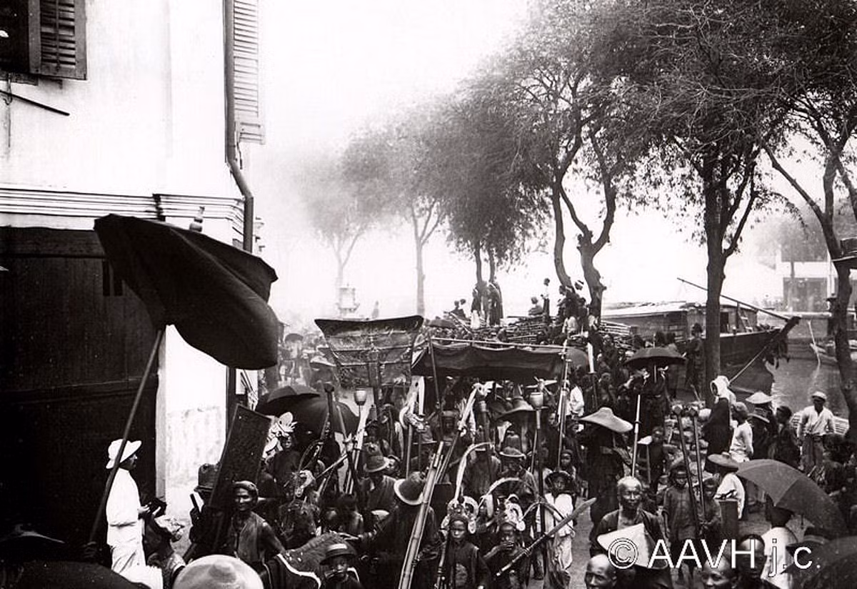 Một đám rước của người Hoa, 1904. Hình ảnh nằm trong loạt ảnh về vùng Chợ Lớn xưa do trang mạng Hiệp hội bằng hữu Huế xưa của Pháp (Aavh.org) đăng tải.