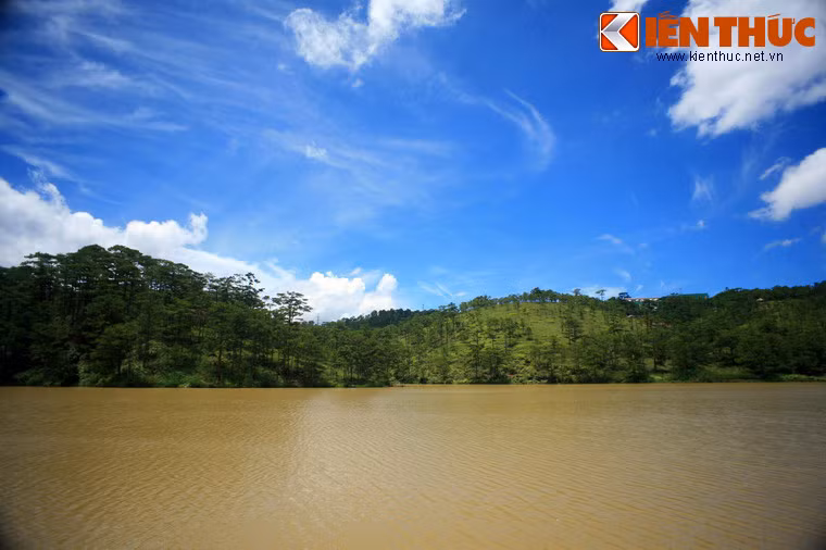 Thung lũng tọa lạc trên một địa thế tự nhiên tuyệt đẹp, nơi đập Đa Thiện quy tụ những dòng suối nhỏ chảy từ đồi núi cao, thành hồ Đa Thiện trong vắt uốn quanh thung lũng rợp bóng thông xanh.
