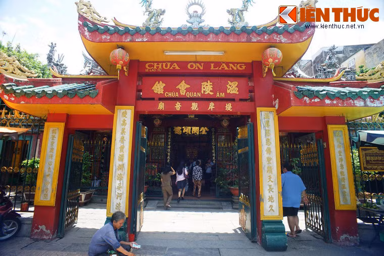  3. Hội quán Ôn Lăng (TP HCM). Tọa lạc tại số 12 đường Lão Tử, quận 5, TP HCM, hội quán Ôn Lăng được một nhóm người Hoa thuộc phủ Tuyền Châu, tỉnh Phúc Kiến lập vào năm 1740, để thờ Thiên Hậu Thánh mẫu và nhiều vị thần theo tín ngưỡng dân gian của người Hoa. Sau này, hội quán thờ thêm Quan Âm bồ tát nên còn được gọi là chùa Quan Âm.