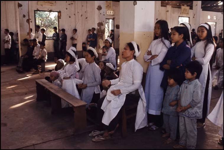 Một đám tang ở An Lộc sau cuộc chiến.