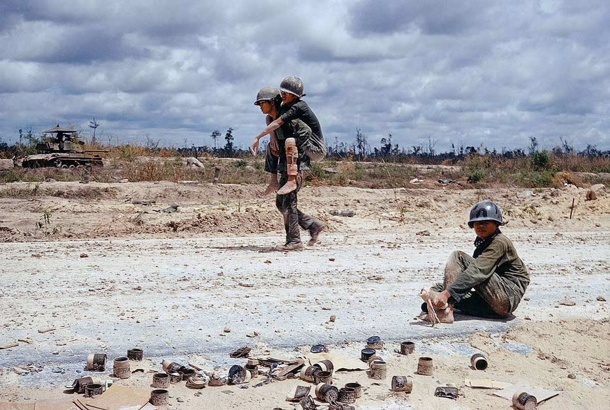 Lính Sài Gòn trở về căn cứ sau các cuộc oanh tạc ở An Lộc. Ảnh: Magnumphotos.com