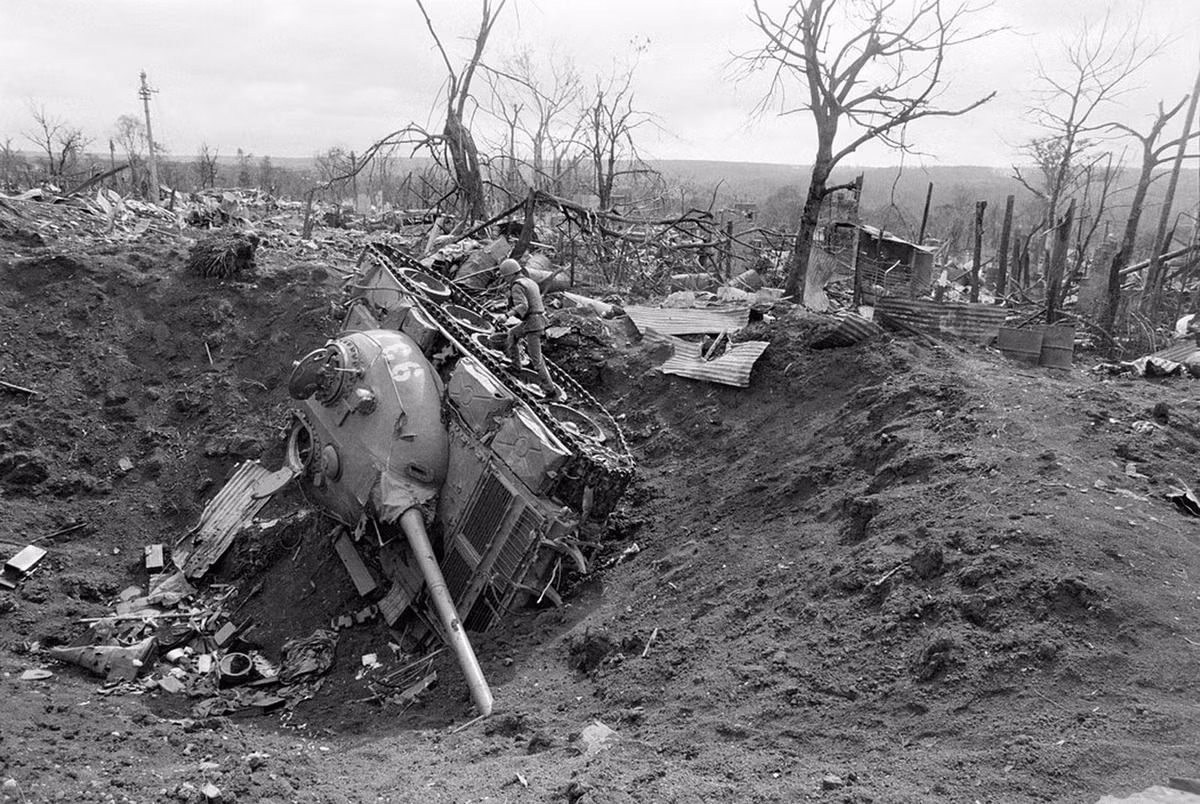 Một chiếc T-54 bị vùi lấp trong hố bom ở An Lộc. Ảnh: Magnumphotos.com