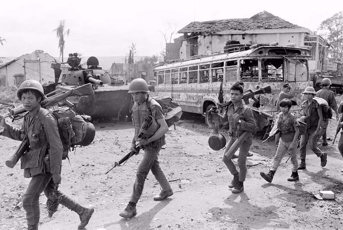 Một nhóm lính Sài Gòn, trong đó có cả lính trẻ em ở An Lộc. Ảnh: Magnumphotos.com