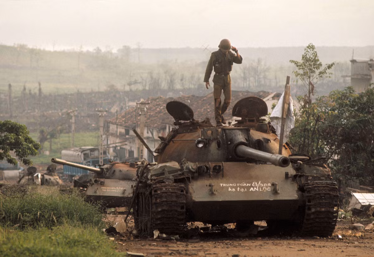 Xác xe tăng T-54 trên đường Ngô Quyền, thị xã An Lộc sau một đợt giao tranh. Ảnh: Magnumphotos.com