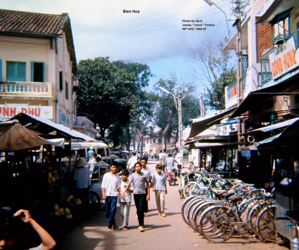 Khu chợ trên đường Lê Văn Lễ (nay là đường Nguyễn Thị Hiền).