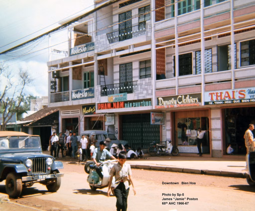 Dãy cửa hàng thời trang trên đường Trịnh Hoài Đức.