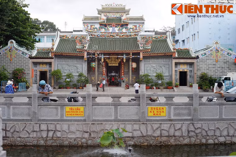 Tọa lạc tại số 676 đường Nguyễn Trãi, quận 5, TP HCM, hội quán Nghĩa An là hội quán cổ có kiến trúc hoa mỹ bậc nhất của người Hoa ở vùng đất Chợ Lớn xưa.