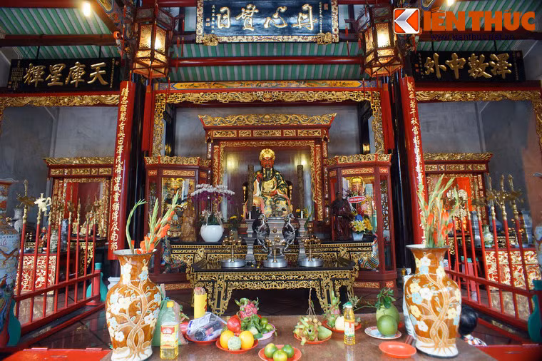 Ở giữa chính điện có gian thờ Quan Thánh đế quân (Quan Vũ) trang trí bao lam lưỡng long tranh châu. Đứng hầu hai bên là tượng Quan Bình và Châu Xương.