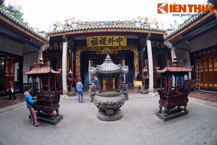 Sân thiên tỉnh (giếng Trời) ở giữa hội quán rộng rãi và khoáng đãng.