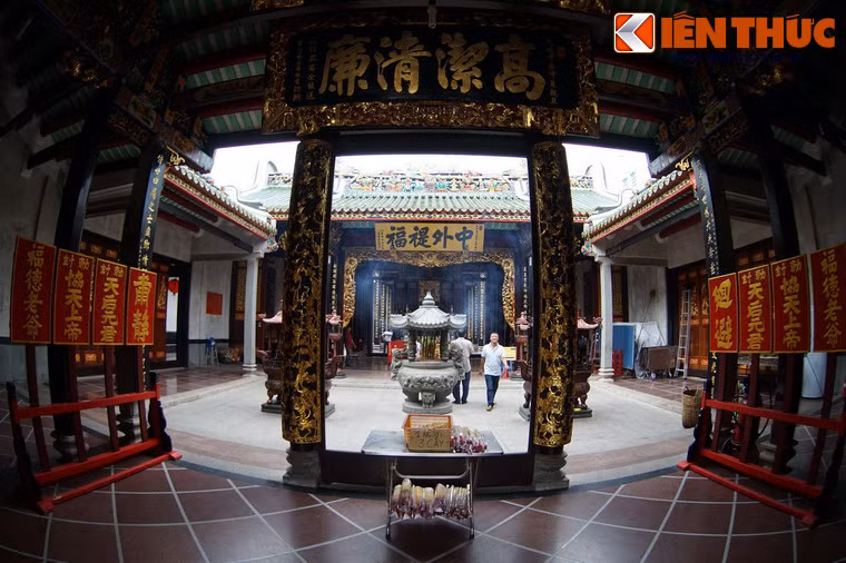 Từ ngoài sân bước qua cổng là tiền điện.
