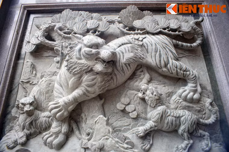 Bức chạm hổ.