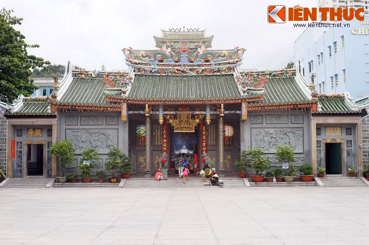Nghĩa An vốn là tên một vùng đất thuộc Quảng Đông, Trung Quốc. Trong quá trình di cư, một bộ phận lớn người Hoa đến từ vùng Nghĩa An đã phát triển thành một cộng đồng đông đảo ở đất Chợ Lớn. Họ đã lập ra hội quán Nghĩa An làm nơi hội họp, thờ cúng và thể hiện văn hóa tâm linh của mình. Do vị thần được thờ chính trong hội quán là Quan Công, nên hội quán Nghĩa An còn có tên miếu Quan Đế hay chùa Ông.