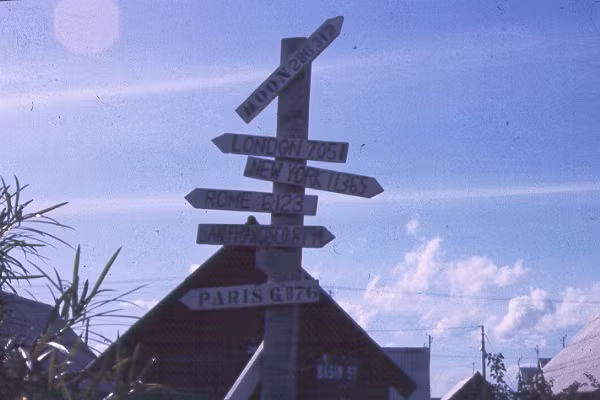 Cột bảng chỉ đường ở Trại Davis. Ảnh: Oldspooksandspies.org