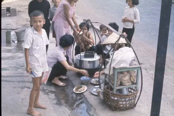 Quà vặt Sài Gòn. Ảnh: Oldspooksandspies.org