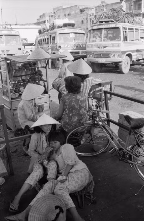 Bến xe khách ở Chợ Lớn, 29/3/1990. Ảnh: Magnumphotos.com