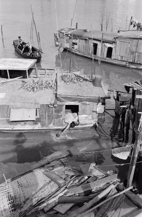 Cuộc sống trên sông nước Sài Gòn, 11/5/1990. Ảnh: Magnumphotos.com