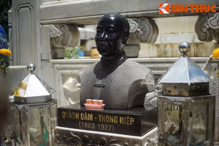 Ông Quách Đàm đã qua đời lúc chợ chưa xây xong. Khi chợ Bình Tây khánh thành năm 1928, khu đài thờ của ông đã được hoàn tất theo ý nguyện.