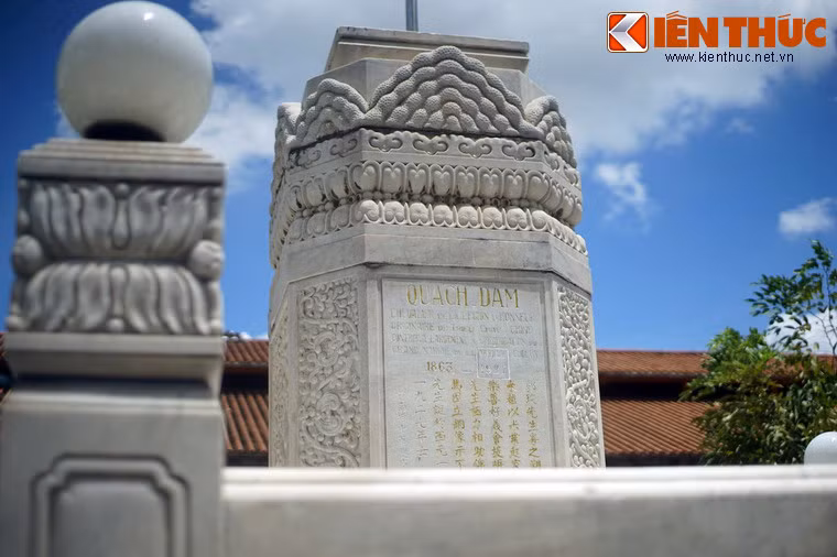 Trụ đá được chạm khắc rất tinh xảo, mặt trước khắc những hàng chữ ghi công đức của ông Quách Đàm bằng tiếng Hoa và tiếng Pháp.