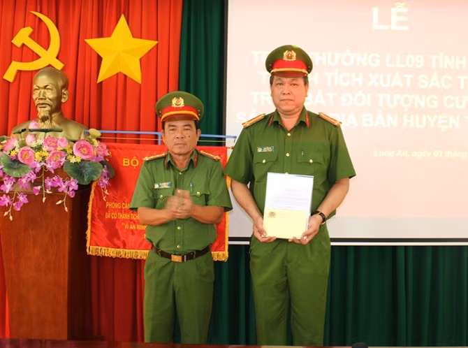 Bat 2 ke khong che nu cong nhan, cuop xe may trong dem-Hinh-3