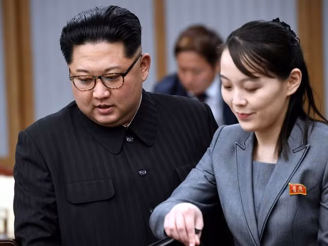 Về đời tư, bà Kim Yo Jong được cho là đã kết hôn với Choe Song vào tháng 1/2015. Tuy nhiên, nguồn tin chính phủ Hàn Quốc phủ nhận tính chính xác của thông tin này. Ngoài ra, có tin nói bà Kim có thể đã sinh con vào tháng 5/2015. Ảnh: MSN.