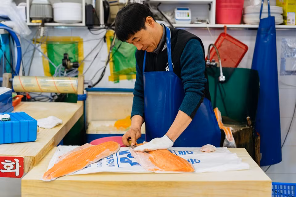 Sau khi tự tay "đánh bắt" những món hải sản vừa ý, bạn có thể nhờ người bán sơ chế, cắt thái theo ý muốn của bạn ngay tại chỗ. Các quán ăn bên trong Noryangjin nhận nấu những món hàng tươi bạn vừa mua tại một cửa hàng trong chợ thành những món ăn ngon lành.