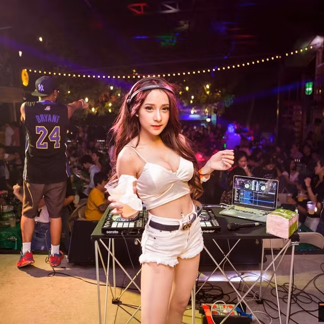 Ngoài lợi thế ngoại hình, Barbie Mozz còn được fan nhận xét là DJ chơi nhạc rất chuyên nghiệp.