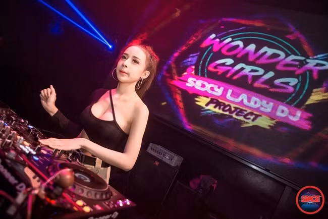 Nhờ nổi tiếng, những show diễn có sự xuất hiện của DJ 9X đều trở nên kín chỗ. Thậm chí, ở một vài quán bar khách còn "cháy" chỗ.